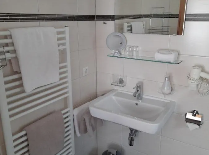 לינה וארוחת בוקר Gruenwaldhof 3*